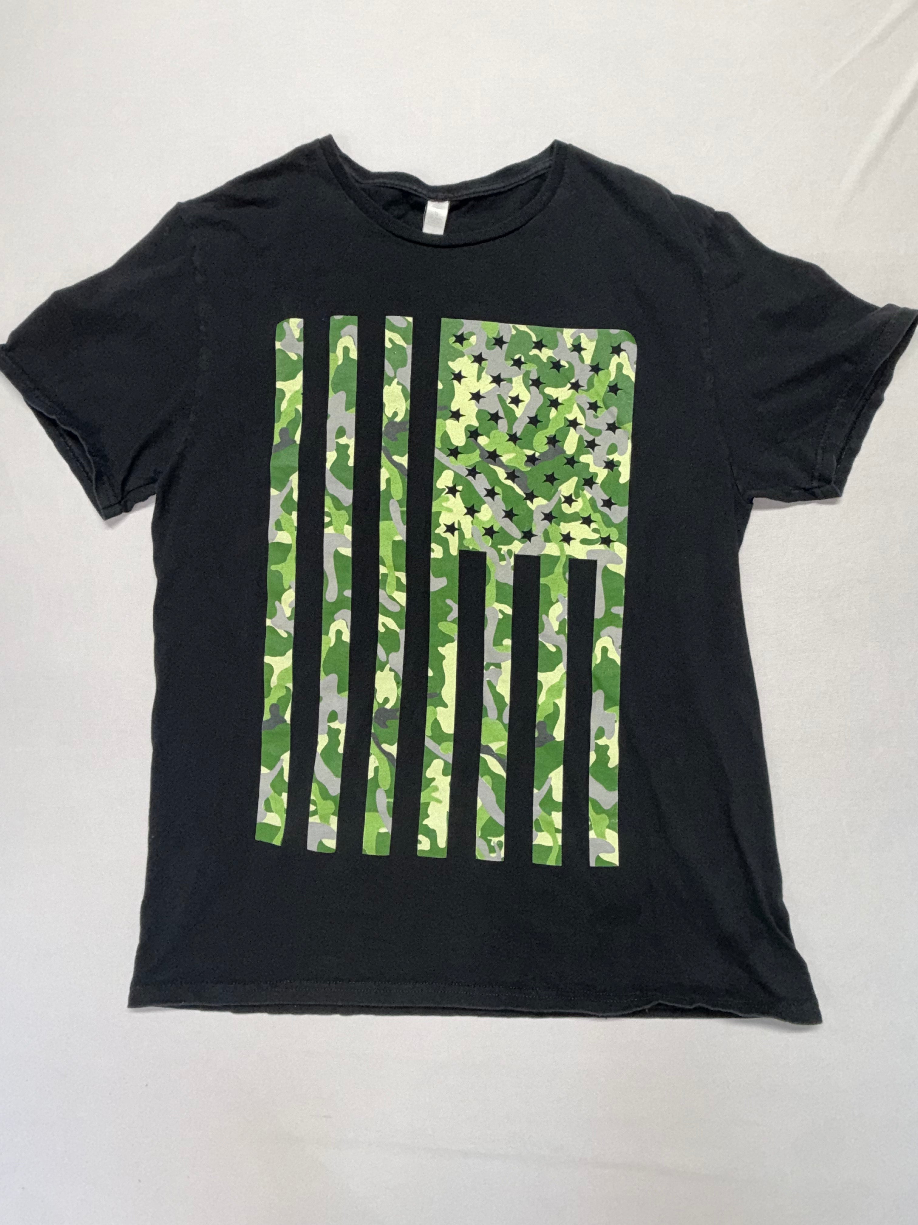 Men's Black Graphic T-Shirt Green Camo Flag Print Short Sleeve Size Medium
