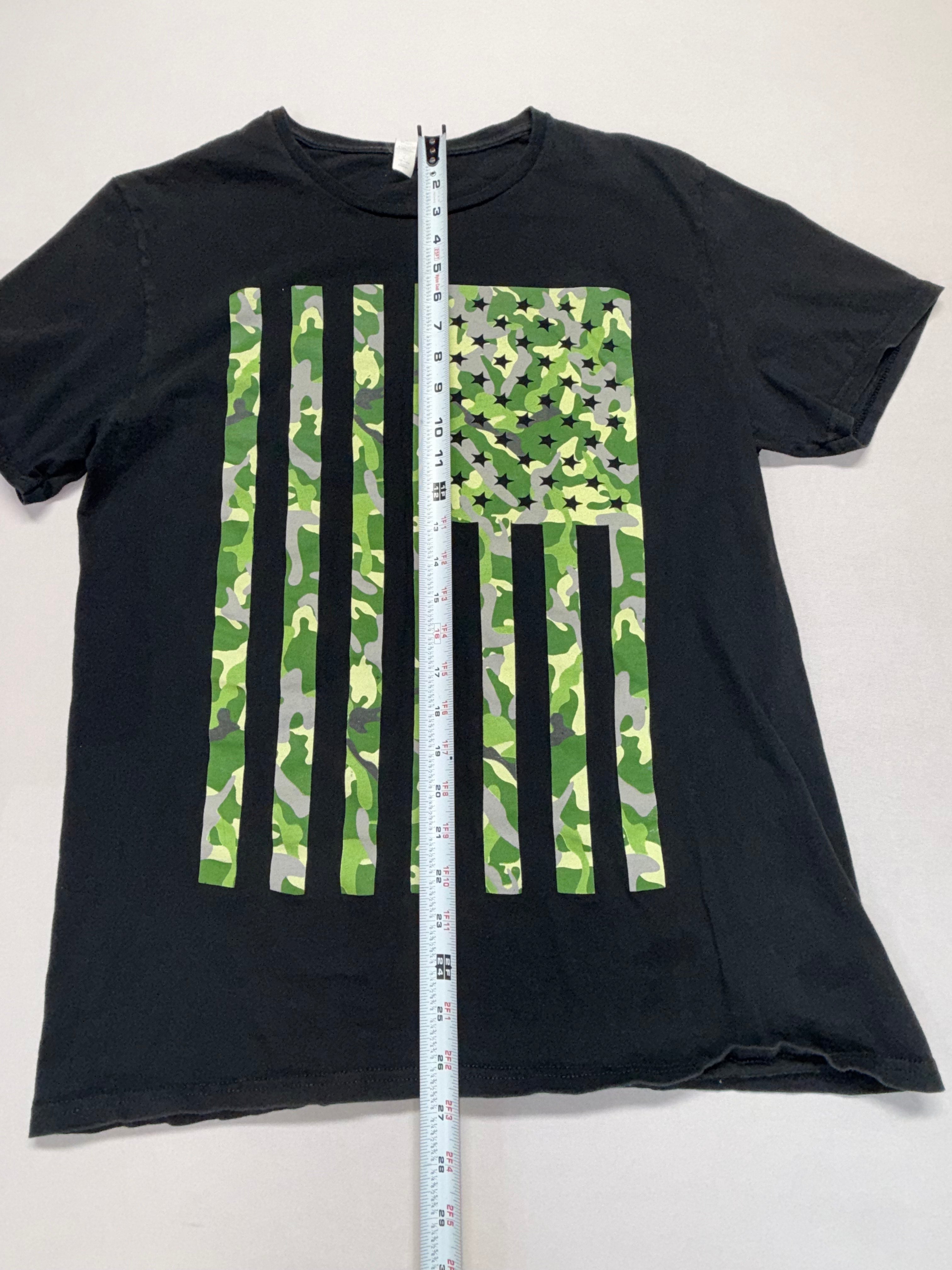 Men's Black Graphic T-Shirt Green Camo Flag Print Short Sleeve Size Medium