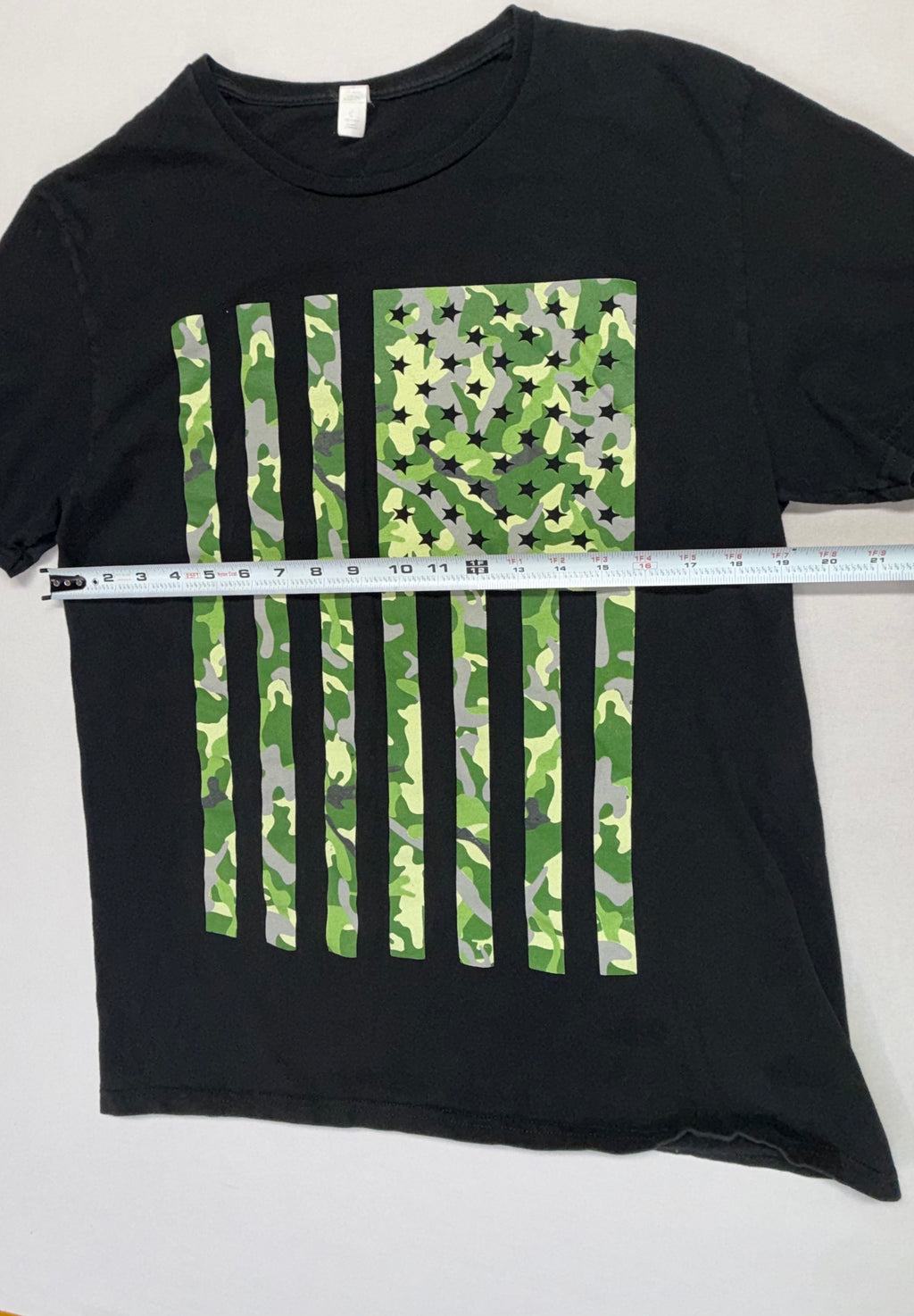 Men's Black Graphic T-Shirt Green Camo Flag Print Short Sleeve Size Medium