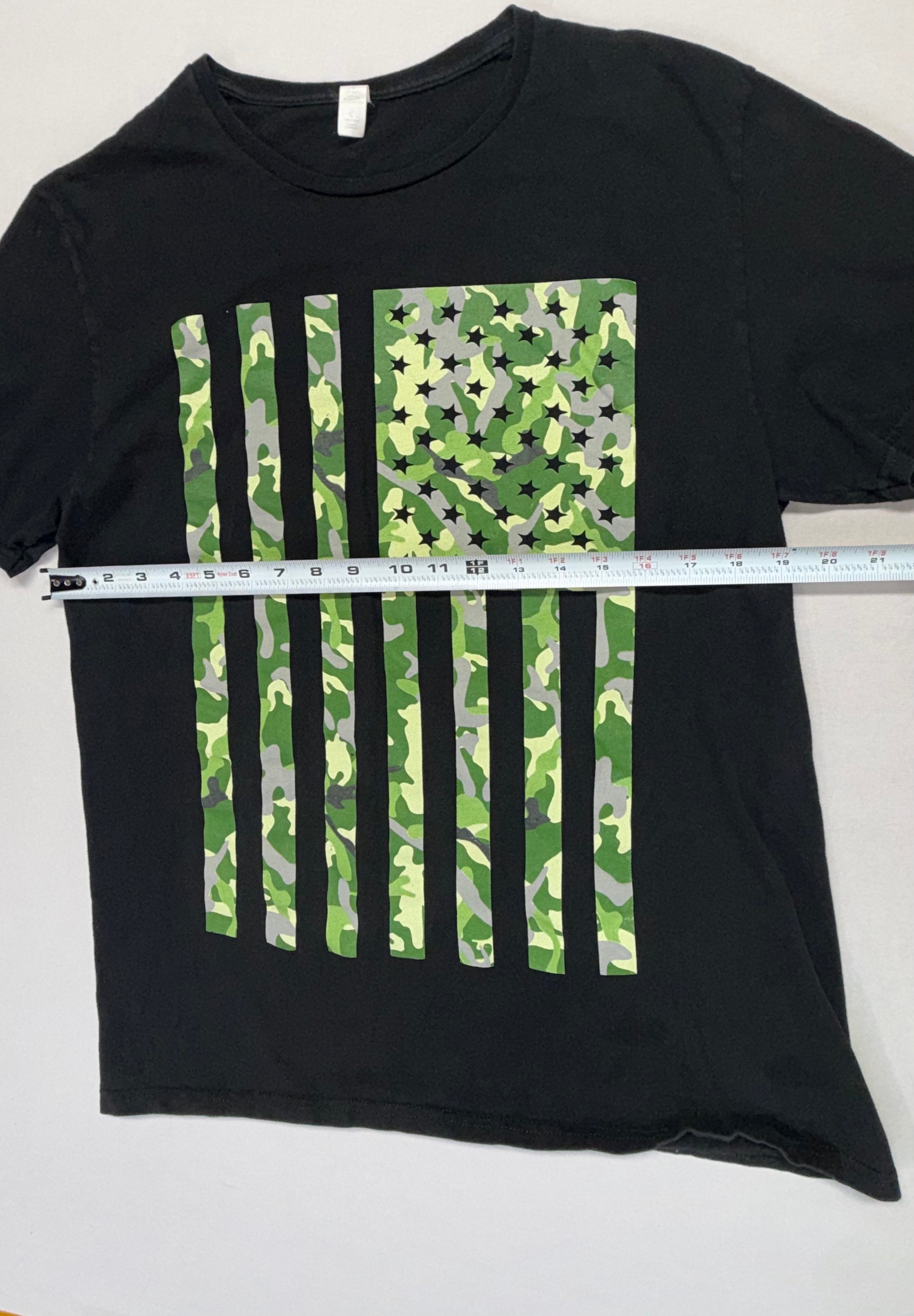 Men's Black Graphic T-Shirt Green Camo Flag Print Short Sleeve Size Medium